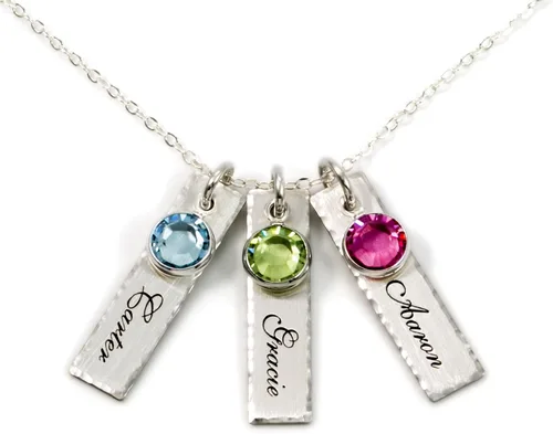 Collar con dije personalizado de unidad en tres. Personalice 3colgantes rectangulares en plata esterlina con los nombres de su elección. Elija hasta