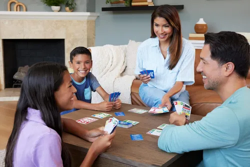 Miniatura 2 de Mattel Games Juego de cartas Phase 10 con baraja accesible para daltónicos en lata de almacenamiento y viaje para niños, adultos y familias