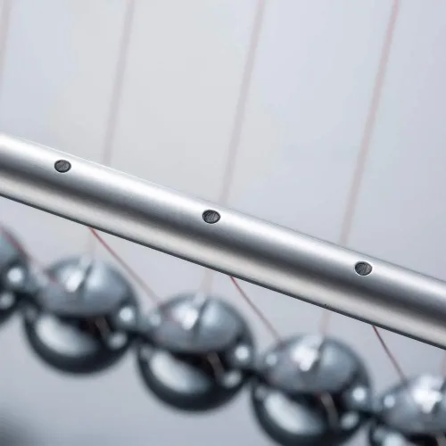 Miniatura 5 de CERROPI Bolas de equilibrio Newton Cradle, péndulo Newton con 7 bolas, bola clásica de Newton, artilugio de ciencia física Juguetes y accesorios