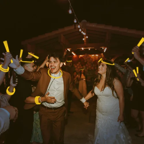 Miniatura 5 de 300 varillas de brillo amarillas a granel, pulseras iluminadas con conectores, suministros de fiesta que brillan en la oscuridad, palos brillantes