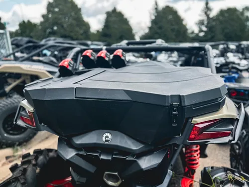 Miniatura 6 de Caja de carga Highlands para todos los UTV Can-Am X3. Almacenamiento personalizado impermeable para herramientas, latas de gasolina, equipo y más.