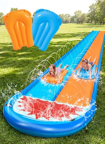 Sloosh Tobogán acuático doble de tiburón, tobogán de agua de césped resistente de 22.5 pies con tobogán de aspersor y 2 tablas inflables deslizantes