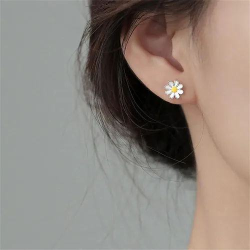 Miniatura 5 de Aretes pequeños esmaltados de verano con margaritas y girasoles blancos delicados de plata de ley 925, cartílago de flores pequeñas, aretes