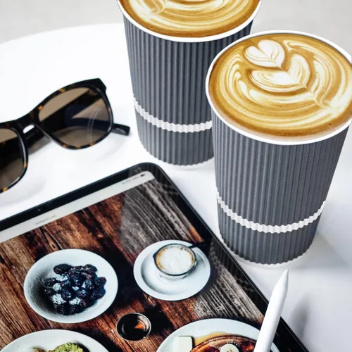 Miniatura 3 de Tazas de café desechables con tapas, taza de café de 16 onzas (paquete de 70). Las tazas de viaje grandes mantienen la forma con bebidas frías