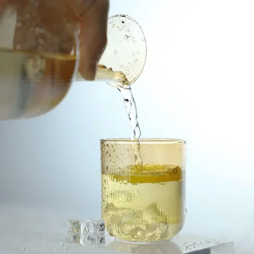 Miniatura 4 de Sizikato Jarra de agua de noche de cristal ámbar de 25 onzas con vaso de cristal.