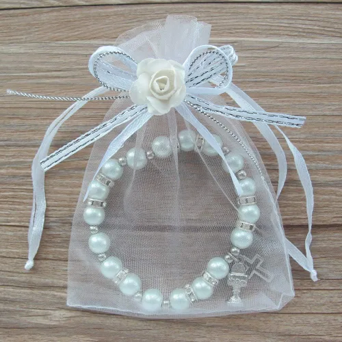 Pulsera de perlas blancas de metal plateado con cruz de cáliz en bolsas de regalo de organza con flores y cintas/Recuerdos para Primera Comunión