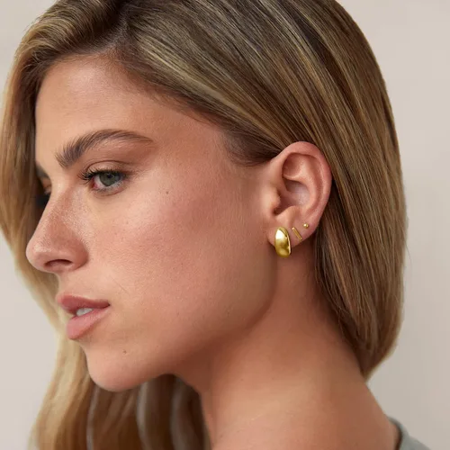 Miniatura 2 de PAVOI Aretes de plata de ley chapados en oro de 14 quilates Aretes de aro con cúpula dorada para mujer