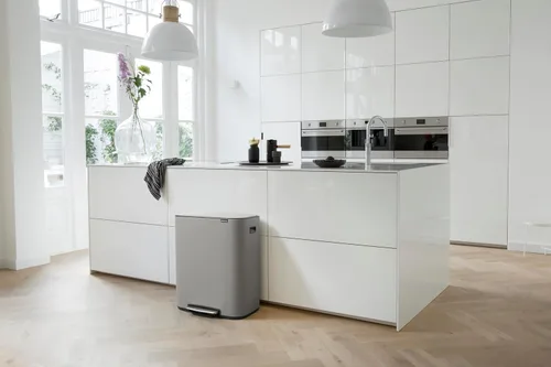 Miniatura 7 de Brabantia Bo Bote de Basura con Pedal Step-On - Cubo Interior de 16 Galones (Gris Concreto Mineral) Bote de Basura para Desechos/Reciclaje, Mineral
