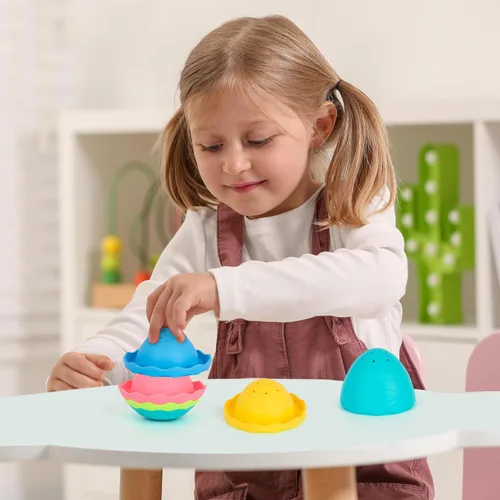 Miniatura 5 de ArtCreativity Juguetes apilables de baño y piscina para niños pequeños – Juego de juguetes de agua anidables de 7 piezas con agujeros de drenaje