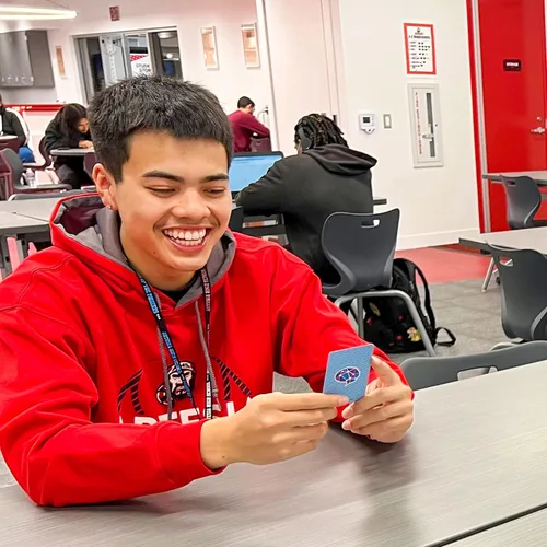 Miniatura 76 de 52 dilemas sociales esenciales: habilidades para que niños y adolescentes prosperen en la escuela secundaria - Tarjetas de conversación creadas por