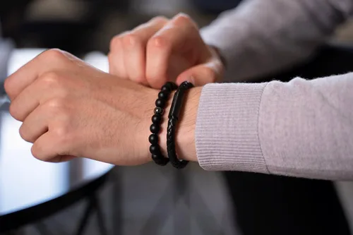 Miniatura 4 de Alton of Sweden Pulsera de cuero de primera calidad para hombre Pulsera de piel de becerro trenzada negra auténtica Cierre magnético fuerte Caja