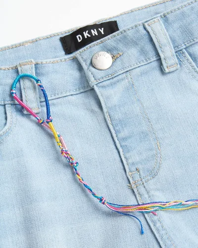 Miniatura 3 de DKNY Pantalones cortos para niña Bermudas de mezclilla elástica con botones y puños enrollables (7-14)
