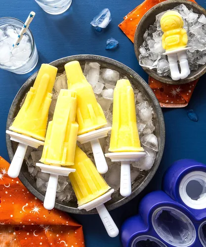 Miniatura 7 de ZOKU - Moldes de paletas espaciales, 6 moldes de paletas en forma de cohete y astronauta en una bandeja con palitos reutilizables, sin BPA