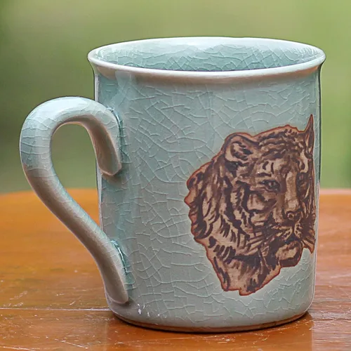 Miniatura 6 de NOVICA Taza artesanal de cerámica celadón hecha a mano con tigre pintado de Tailandia, vajilla verde, tazas de vajilla con temática de animales