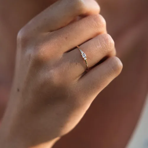 Miniatura 2 de Anillo de compromiso de moissanita de oro amarillo de 14 quilates para mujer, anillo de compromiso de tres piedras de oro sólido, anillos apilables