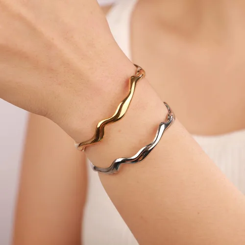 Kercisbeauty Juego de 2 pulseras de acero inoxidable martilladas de plata y oro, brazalete abierto, joyería diaria para mujeres y niñas