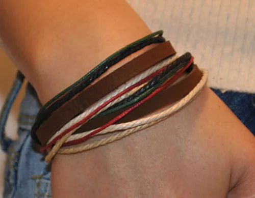 Miniatura 4 de Pulsera de cuero marrón ajustable con cuerdas multicolores y orificios metálicos para enlazar 582s