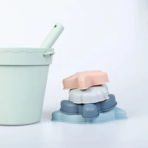Miniatura 8 de BLUE GINKGO Juguetes de playa de silicona - Bebé moderno Juego de cubo, pala, 4 moldes de arena, bolsa para niños pequeños, niños verde
