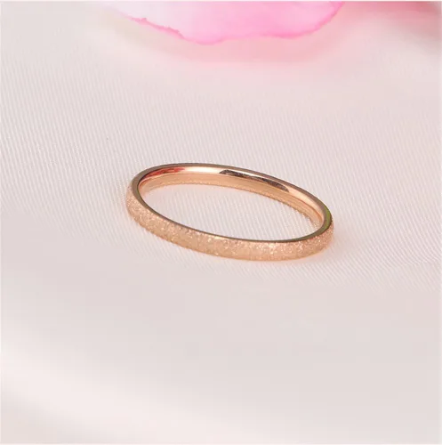 Miniatura 3 de Anillo de casamiento de acero inoxidable con efecto de chorro de arena, rosa dorado, en forma de domo. 2 mm, para mujer