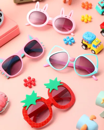 Miniatura 6 de Weewooday 12 pares de lentes de sol para niños, diseño de fresa, gato, flor, corazón, para fiesta, caricatura, gafas de sol para niños
