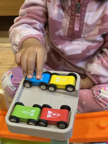 Miniatura 5 de Juguete de pista de carreras de rampa de madera para automóvil, juego de autos para niños, 4 unidades de autos de repuesto, vehículos de pista