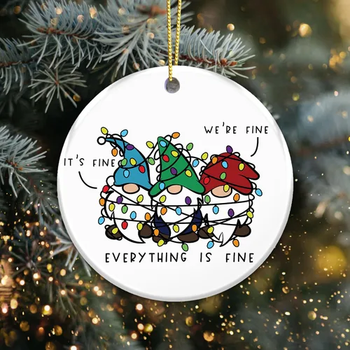Miniatura 2 de Divertido adorno de gnomo 2025 – «Everything is Fine» gnomos enredados con luces – Lindo regalo de humor navideño para amigos, familiares