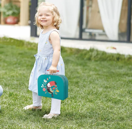 Miniatura 6 de Hape Juego de té para niñas y niños pequeños, juego de fiesta de té de lata de 18 piezas con funda de transporte de tucán, tetera de juguete