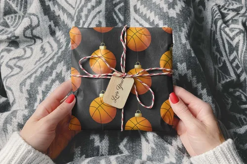 Miniatura 8 de Bonito papel de regalo de baloncesto grueso, adorno de Navidad, decoración de fiesta de vacaciones (rollo de 6 pies x 30 pulgadas)