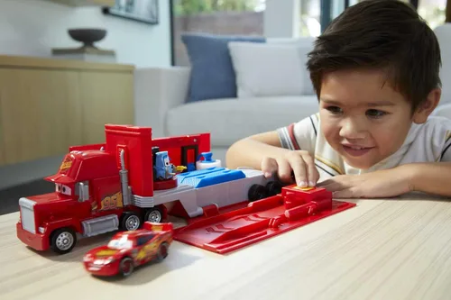 Miniatura 8 de Mattel Disney and Pixar Cars Transforming Mack Playset, camión de juguete 2 en 1 y estación de afinación con lanzador, elevador y más, gráficos