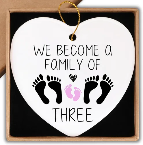 Miniatura 6 de Regalos de revelación de género, decoración con texto en inglés «We Become A Family of Thre», adorno de cerámica para recuerdo, placa de corazón