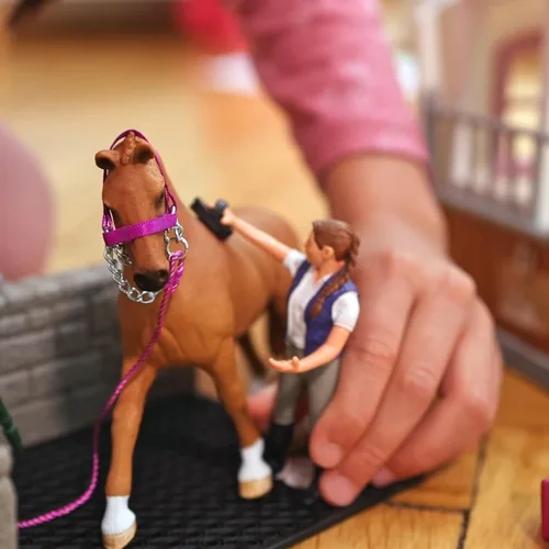 Miniatura 3 de Schleich Horse Club - Juego de Juguetes de Establo de Lavado de Caballos de 28 Piezas con Figura de Acción de Yegua y Jinete y Accesorios para Niñas