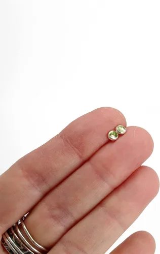 Miniatura 13 de Aretes de tuerca con piedras preciosas para mujeres y niñas, bisel redondo de 0.157 in de plata esterlina 925