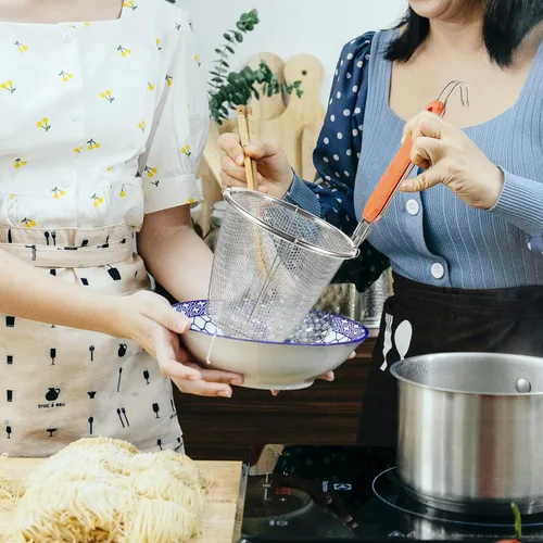 Miniatura 2 de Angoily - Canastas coladoras de fideos de 4 piezas con asa, coladores de pasta de malla para cocinar ramen y espagueti, coladores de cocina de acero