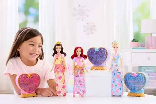 Miniatura 2 de Mattel Disney Frozen Muñeca de moda Anna con accesorios y 8 sorpresas, incluyendo caja de gemas de copos de nieve, anillo para niños y 9 piezas