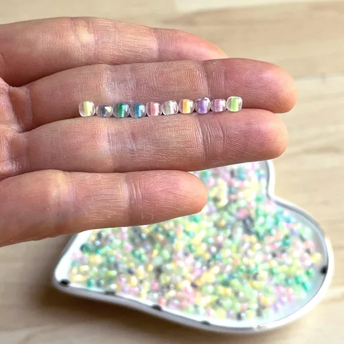 Miniatura 3 de Artsy Crafts - 1200 cuentas de cristal de 0.157 pulgadas (0.157 in), cuentas espaciadoras de colores surtidos que brillan en la oscuridad, cuentas