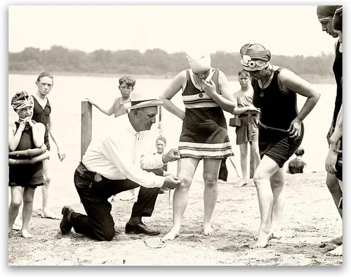 Miniatura 4 de Fotografía vintage de The Bathing Suit Cop de 11 x 14 pulgadas, impresión sin marco, escena histórica de la playa de los años 20, divertida