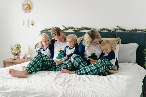 Miniatura 7 de IFFEI Conjunto de pijamas familiares de Navidad, camiseta con estampado de letras y pantalones a cuadros, con bolsillos