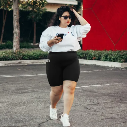 Miniatura 23 de MOREFEEL Pantalones cortos de ciclismo de talla grande de 8 pulgadas con bolsillos para mujer, cintura alta, control de abdomen, pantalones cortos