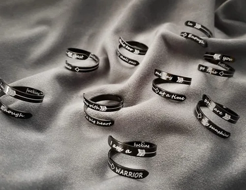 Miniatura 5 de Anillo negro de apertura ajustable de acero inoxidable con apertura que nunca te rindas, joyería inspiradora apilable, bonita banda de hiphop