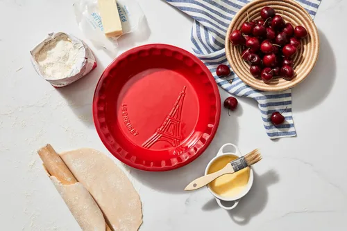 Miniatura 2 de Le Creuset Eiffel Tower Collection - Plato de cerámica para tartas, 9 pulgadas, color cereza