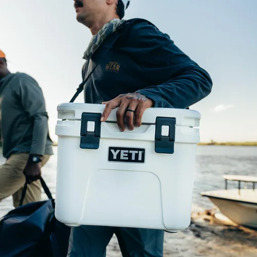 Miniatura 3 de YETI Roadie 15 - Enfriador duro con correa de hombro DoubleDuty Blanco