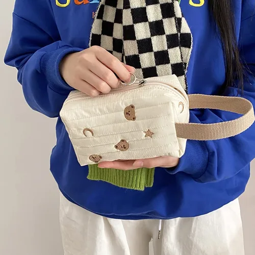 Miniatura 3 de Bolsa de maquillaje Kawaii de felpa para cosméticos, bolsa de aseo estética japonesa peluda, organizador de almacenamiento bordado de oso de hadas