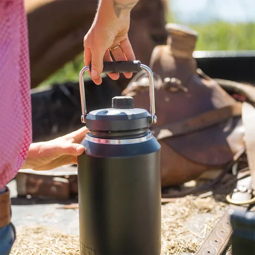 Miniatura 4 de YETI Rambler - Jarra de galón 2.0, aislada al vacío, a prueba de fugas, acero inoxidable con tapa magnética, color verde bosque negro