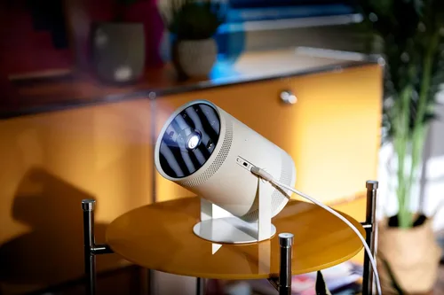 Miniatura 2 de SAMSUNG Proyector portátil inteligente Freestyle FHD HDR de 30 a 100 pulgadas para cine en casa en interiores y exteriores, experiencia de pantalla