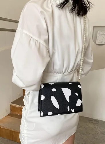 Miniatura 5 de Bolso cruzado de mano con correa de perlas y estampado de vaca