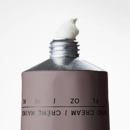 Miniatura 7 de Salt & Stone Crema de manos para mujeres y hombres Rosa negra y Oud Hidrata, nutre y suaviza la piel Restaura las manos secas y agrietadas