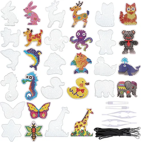 15 tableros de cuentas fusibles de 0.197 in, tableros de plástico transparente con 15 tarjetas coloridas, 4 pinzas y 15 cuerdas para colgar,