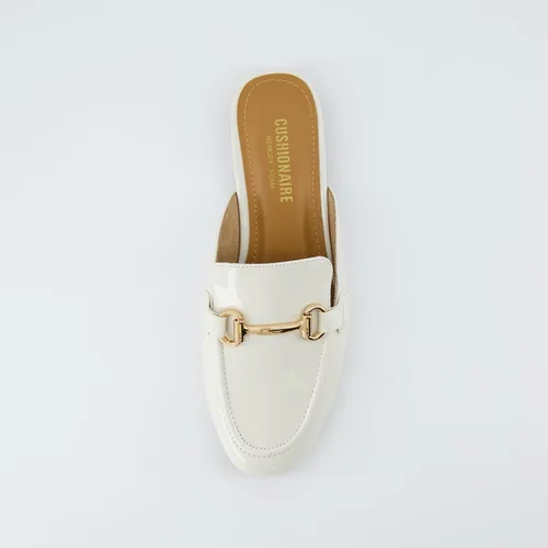 Miniatura 6 de CUSHIONAIRE Sandalias Yates con hebilla para mujer + espuma viscoelástica, anchos disponibles, Bone charol