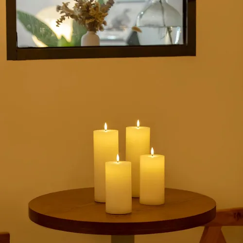 Miniatura 4 de volnyus Juego de 2 velas blancas sin llama (3 x 9 pulgadas), velas LED parpadeantes de cera que funcionan con baterías con control remoto y Blanco