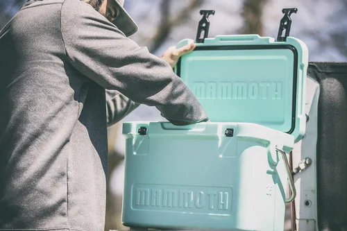 Miniatura 2 de Mammoth Coolers Cruiser Series, baúl de hielo duro aislado con construcción duradera de doble pared rotomoldeada, ideal para actividades recreativas